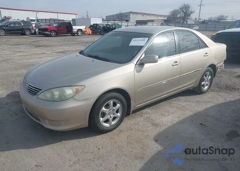 2005 Toyota Camry Le z USA, uszkodzony, nr VIN 4T1BE32KX5U557634